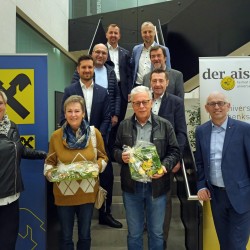 unten l.n.r.) Obfrau Birgit Singer, GewinnerIn Ingrid Kriechbaumer, Josef Rieseneder, Direktor Hubert Weichselbaumer, (2. Reihe v.l.n.r.) Christoph Möstl, Herbert Puchner, alle Raiffeisenbank Aist, , (3. Reihe v.l.n.r.) Sascha Greindl/ Fliesen Greindl, Christian Bauer/BC-TRONIK, (4. Reihe v.l.n.r.) Anton Miesenberger, Herwig Hofstadler / Sparkasse Pregarten Unterweissenbach